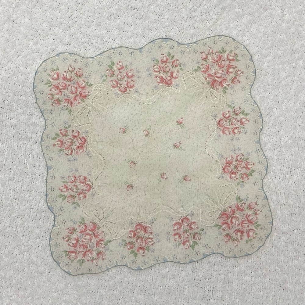 Elegant Vintage Floral Handkerchief with Scalloped Edges – 13” x 13”